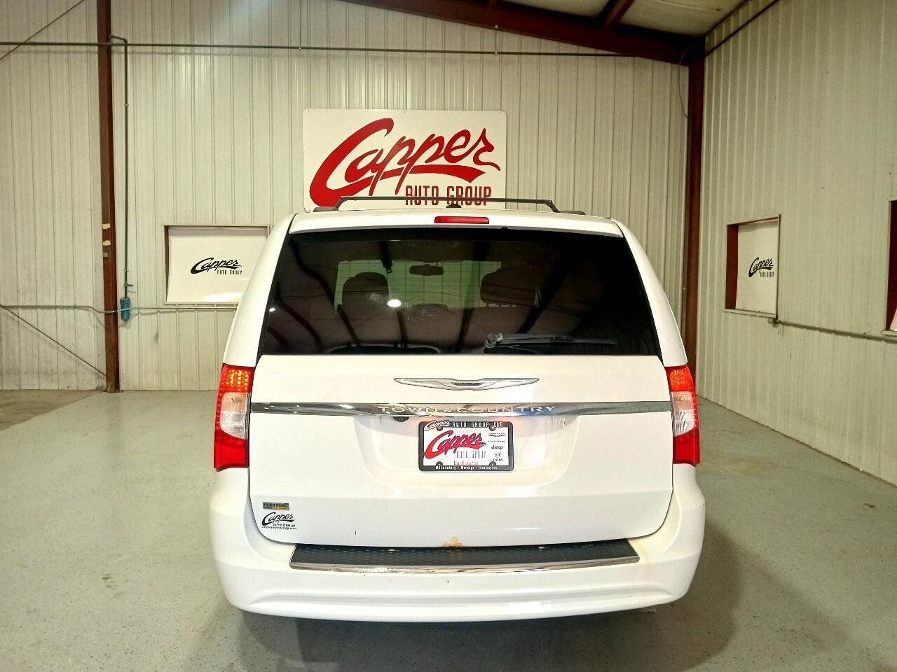 Used 2014 Chrysler Town & Country Touring image 2