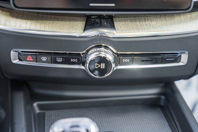 New 2026 Volvo XC60 B5 Plus w/ Protection Package Premier image 23