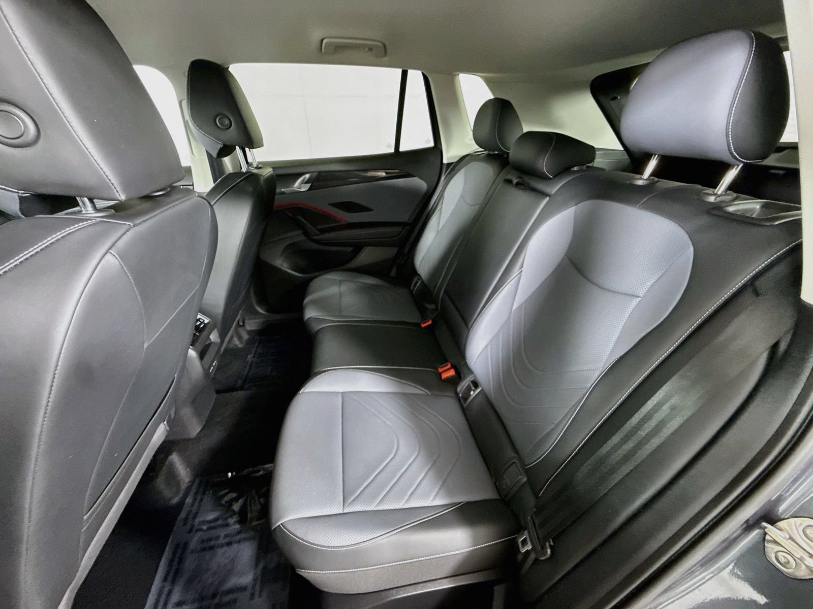Certified 2025 Volkswagen Tiguan SE AWD/4WD image 17