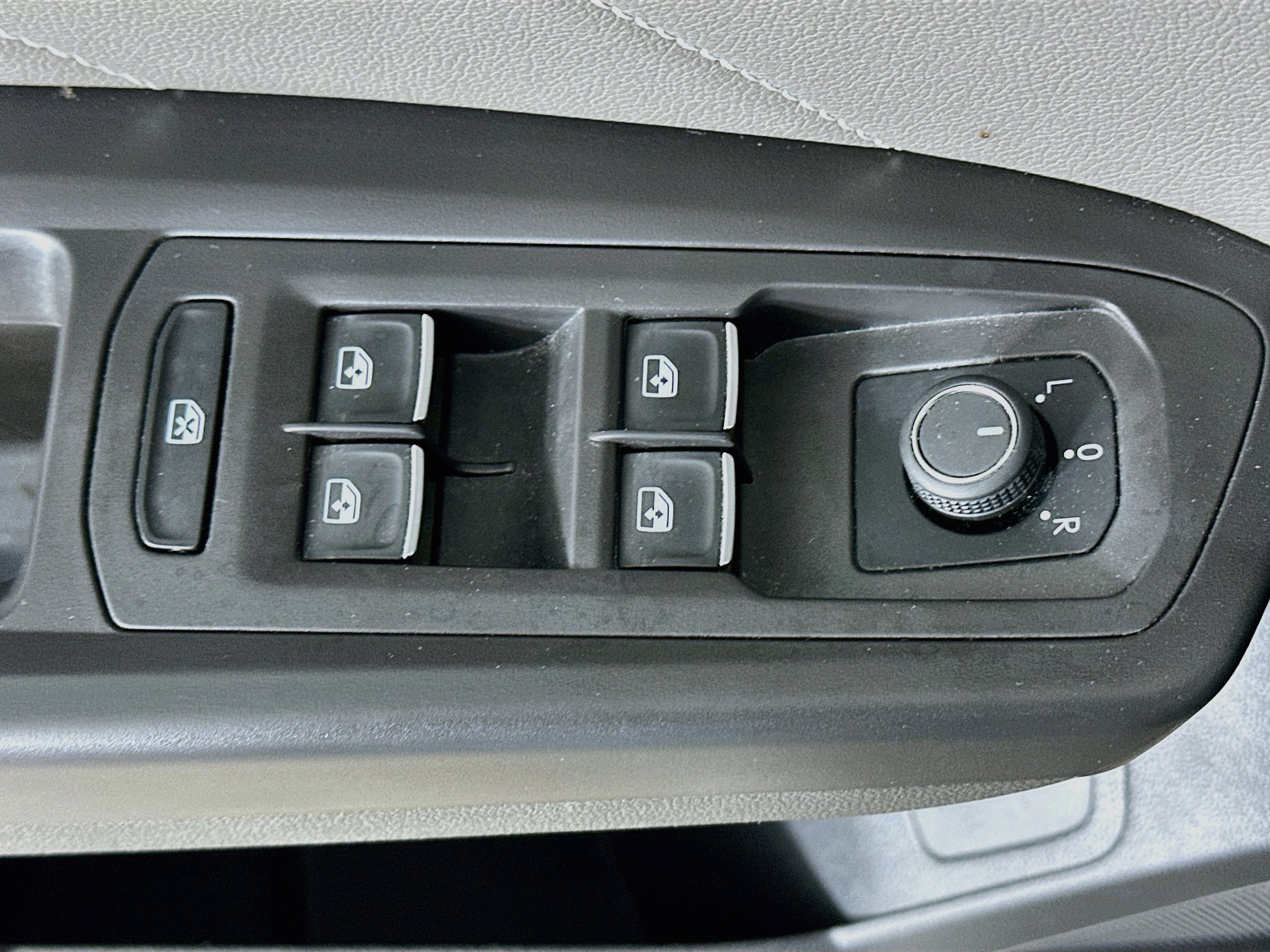 Used 2023 Volkswagen Atlas Cross Sport SE w/ Panoramic Sunroof Package AWD/4WD image 15