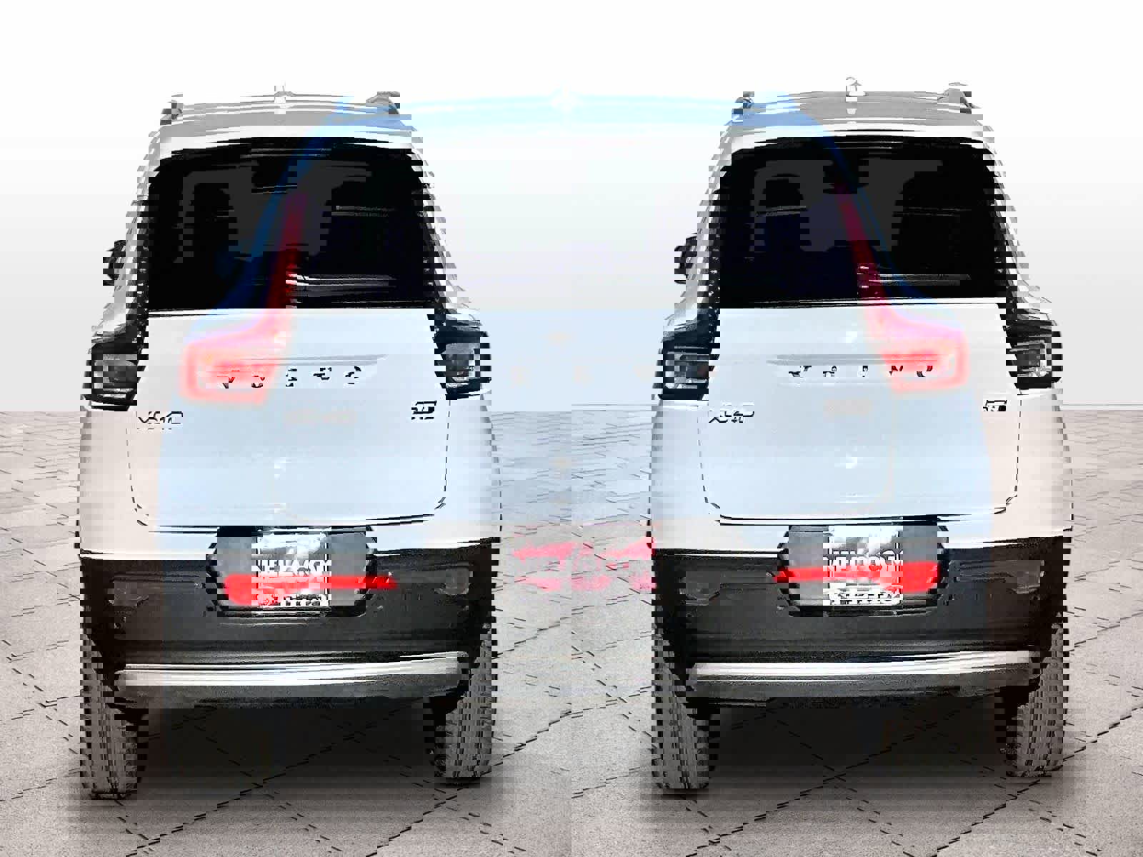 Used 2025 Volvo XC40 B5 Plus image 6