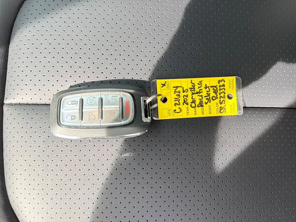 Used 2025 Chrysler Pacifica Select FWD image 27