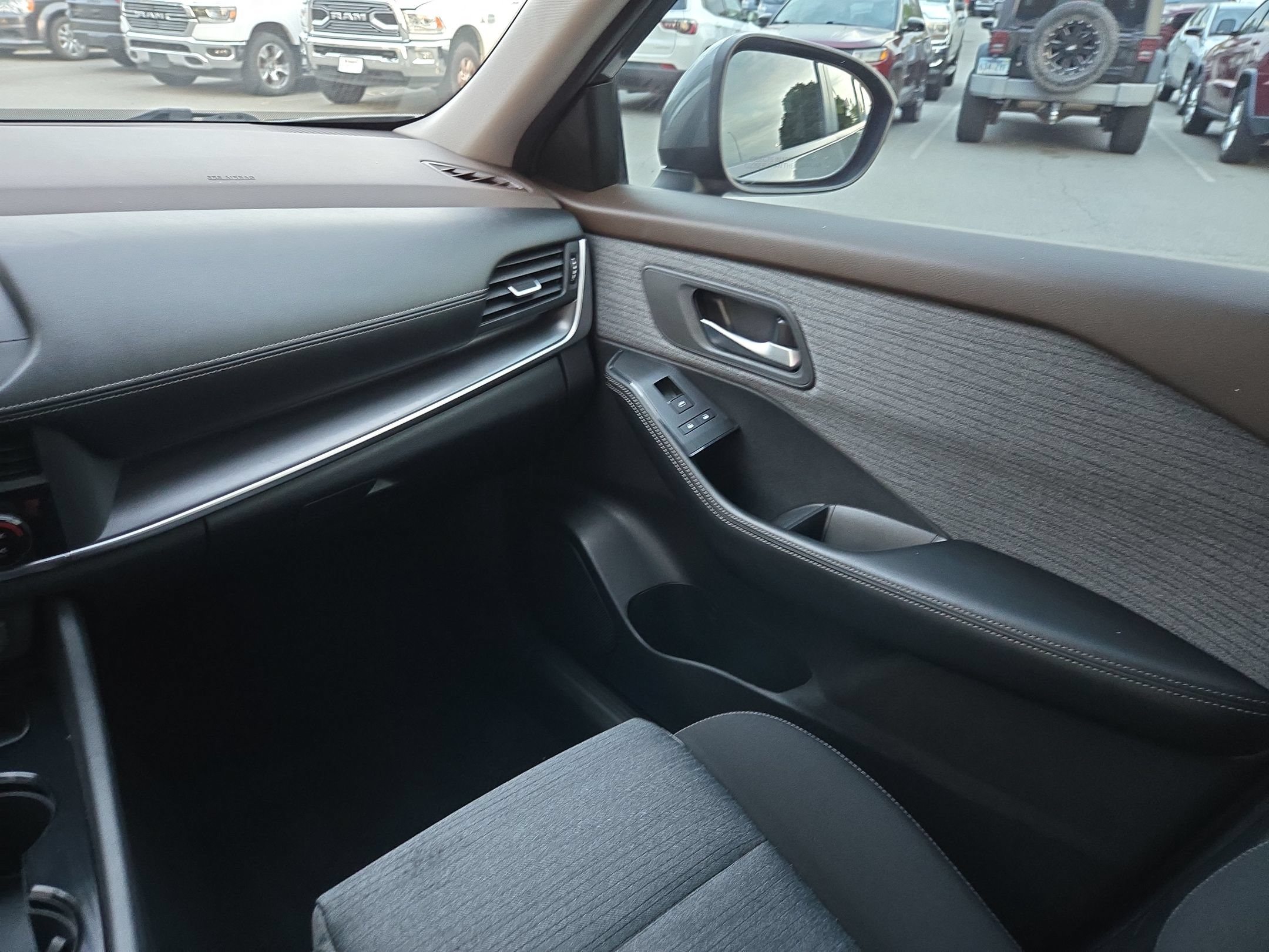 Used 2023 Nissan Rogue SV FWD image 11