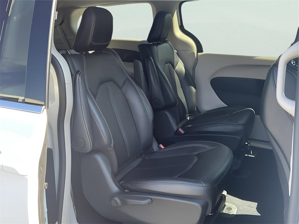 Used 2024 Chrysler Pacifica Select image 46
