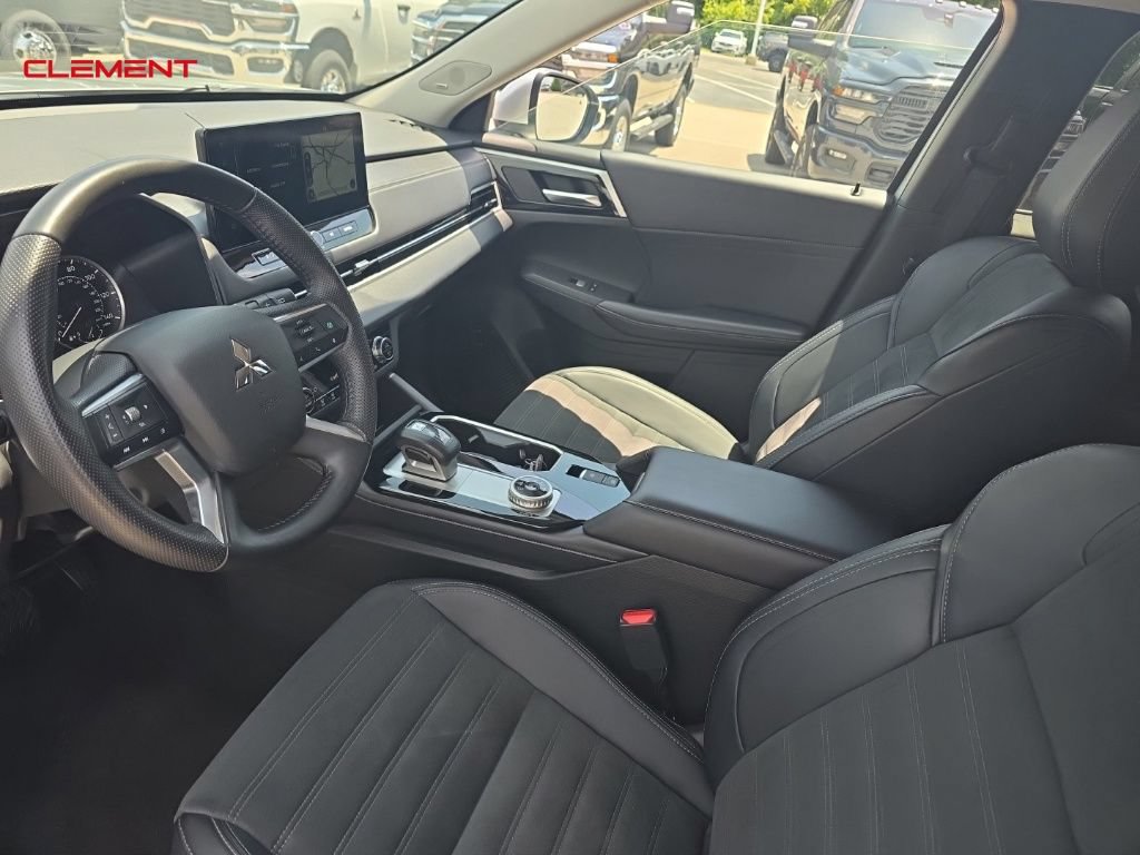 Used 2025 Mitsubishi Outlander SE AWD/4WD image 13