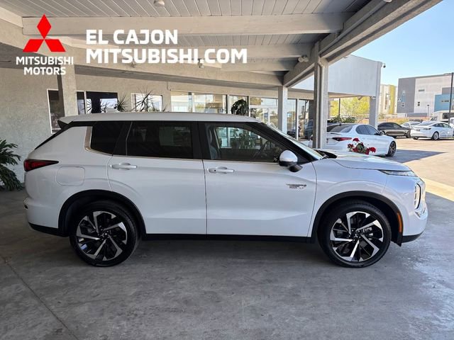 Used 2025 Mitsubishi Outlander SE image 2