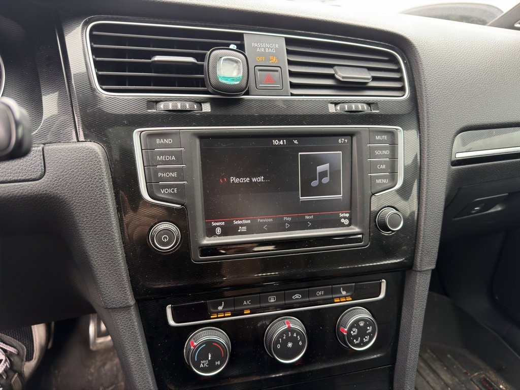 Used 2016 Volkswagen Golf 4-Door image 8