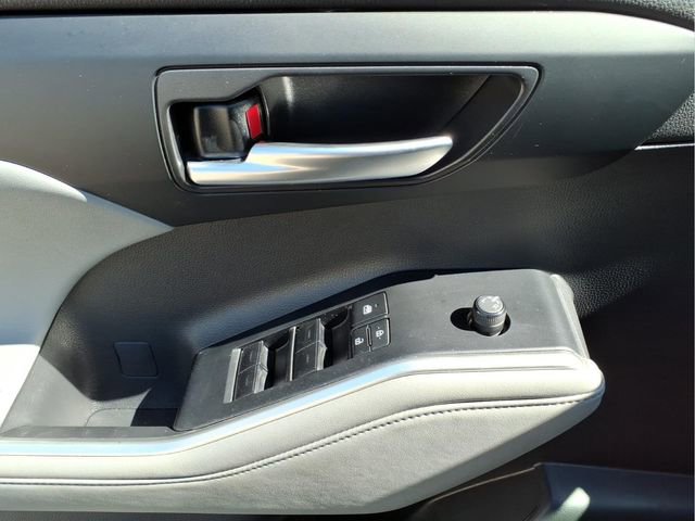 Used 2023 Toyota Highlander XLE image 11