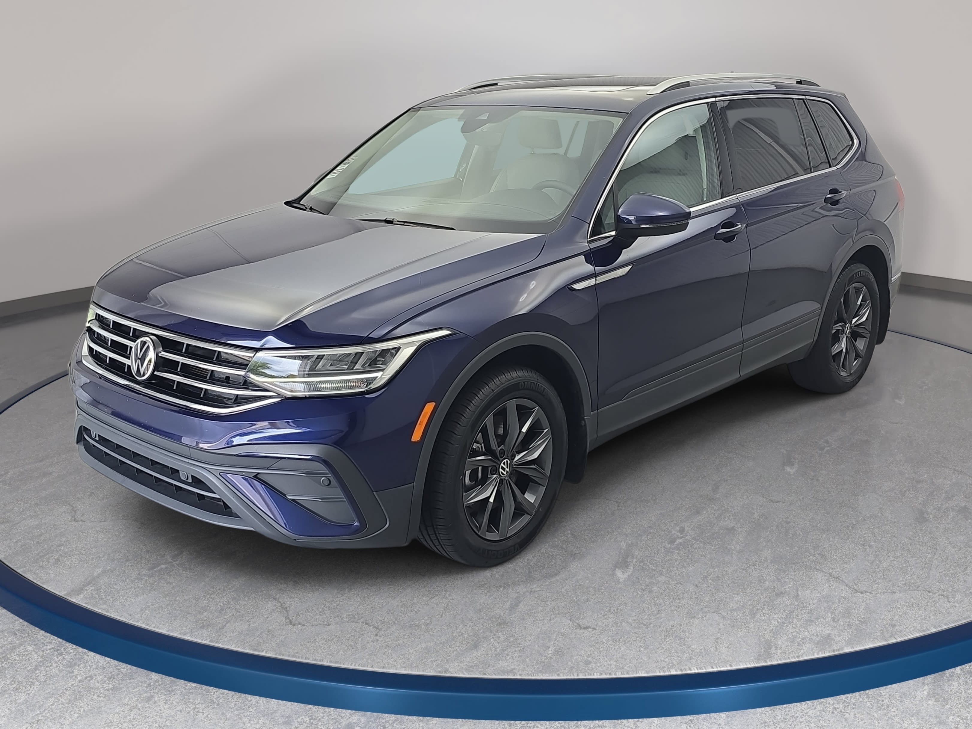 Used 2023 Volkswagen Tiguan SE w/ Panoramic Sunroof Package FWD image 1