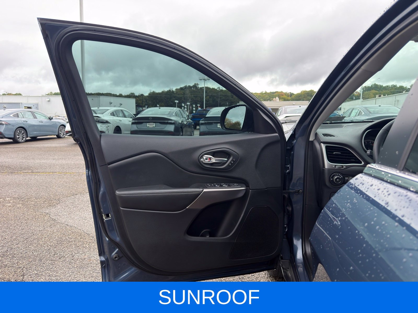 Used 2019 Jeep Cherokee Limited AWD/4WD image 13