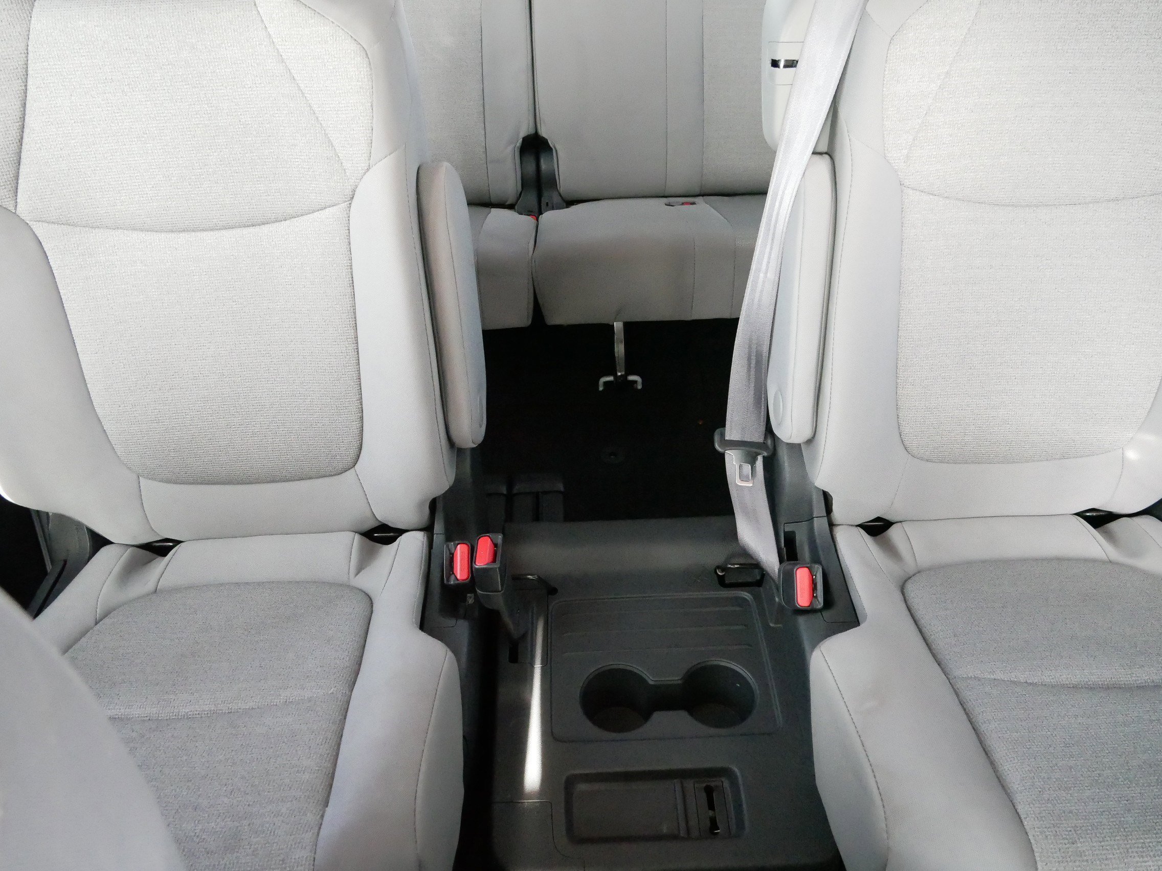 Used 2025 Toyota Sienna LE image 13