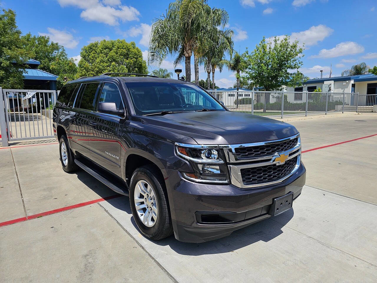 Used 2016 Chevrolet Suburban LS RWD image 4
