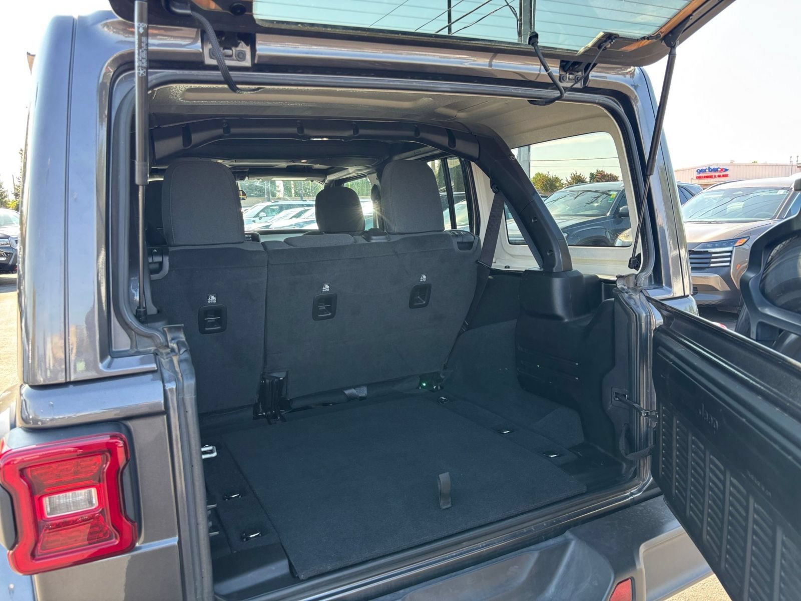 Used 2025 Jeep Wrangler Unlimited Sahara AWD/4WD image 26