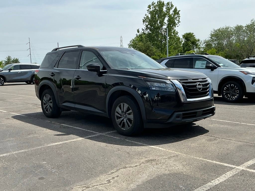 Used 2024 Nissan Pathfinder SV FWD image 1