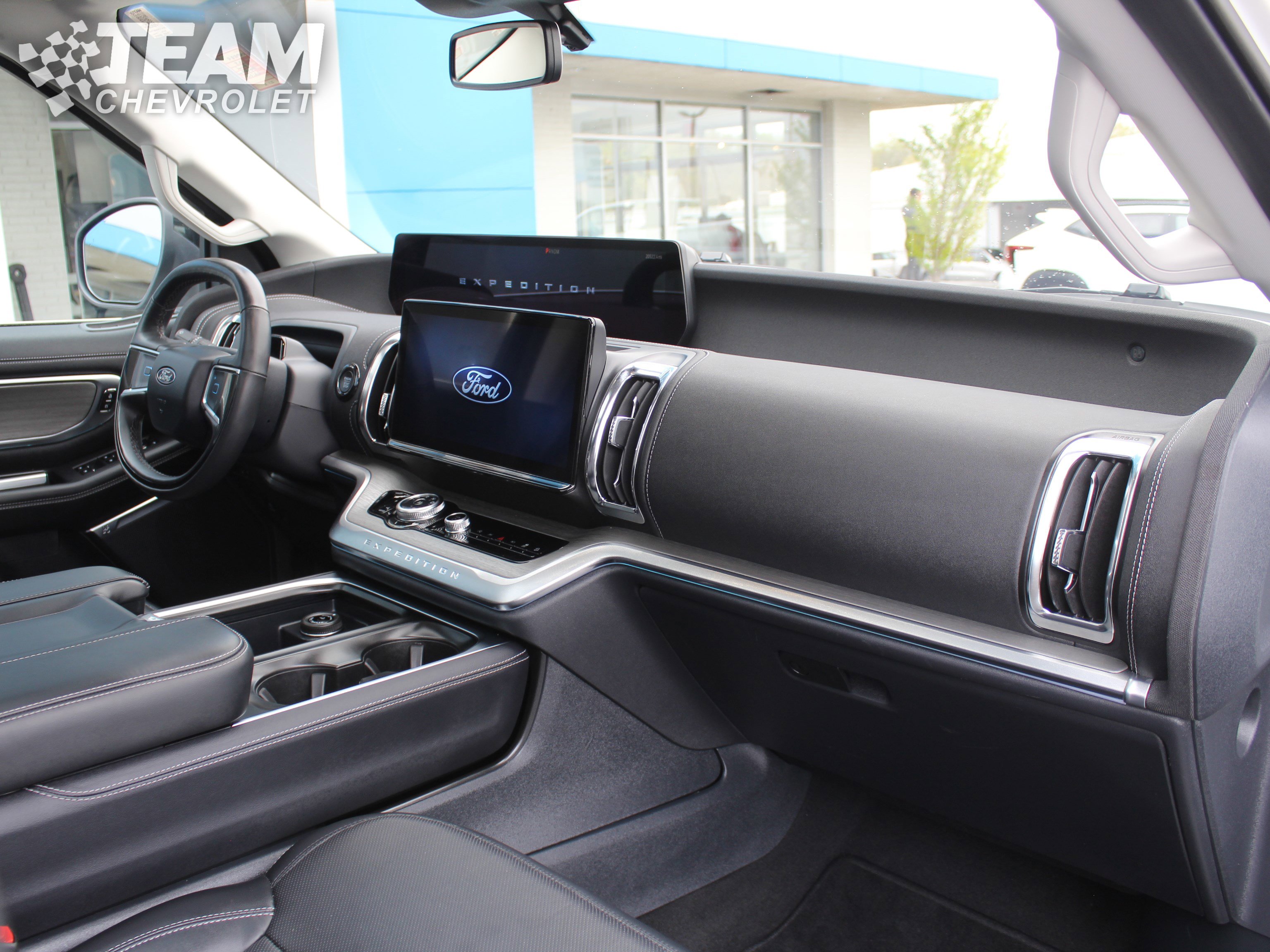Used 2025 Ford Expedition Platinum w/ Driver's Package AWD/4WD image 32