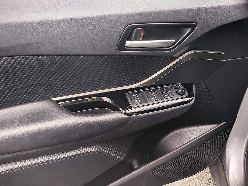 Used 2019 Toyota C-HR XLE FWD image 11
