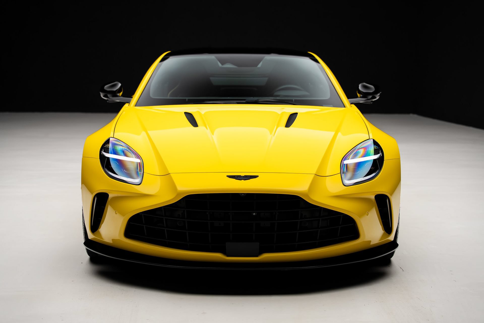 Used 2025 Aston Martin V8 Vantage Coupe RWD image 7