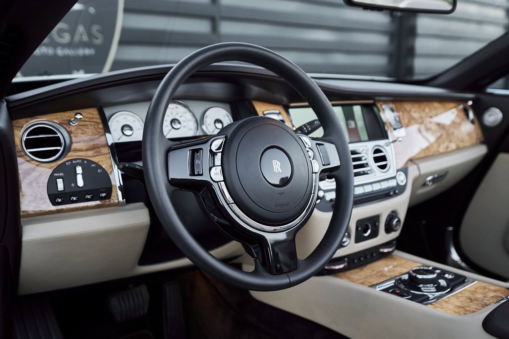 Used 2017 Rolls-Royce Dawn image 37