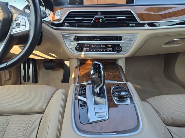 Used 2017 BMW 750i RWD image 3