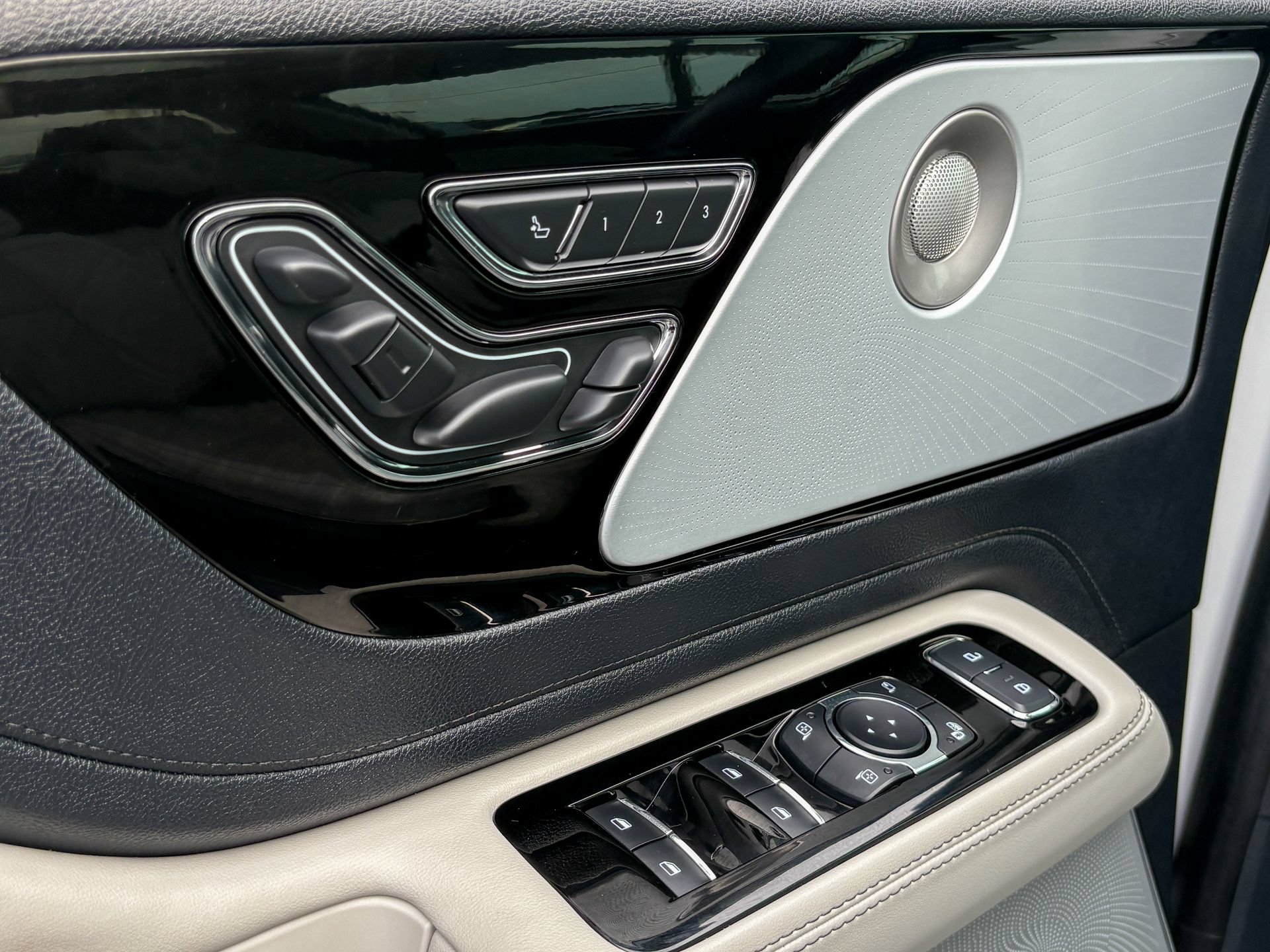 Used 2025 Lincoln Aviator Reserve w/ Luxury Package RWD image 16