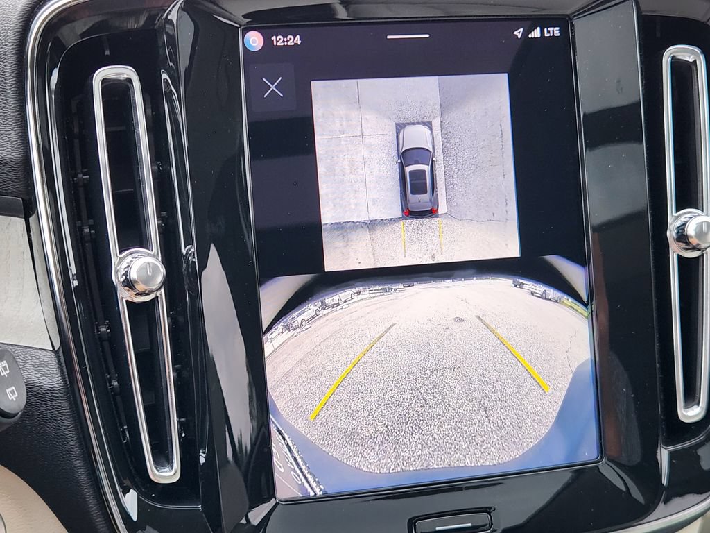 Certified 2025 Volvo XC40 B5 Plus AWD/4WD image 25