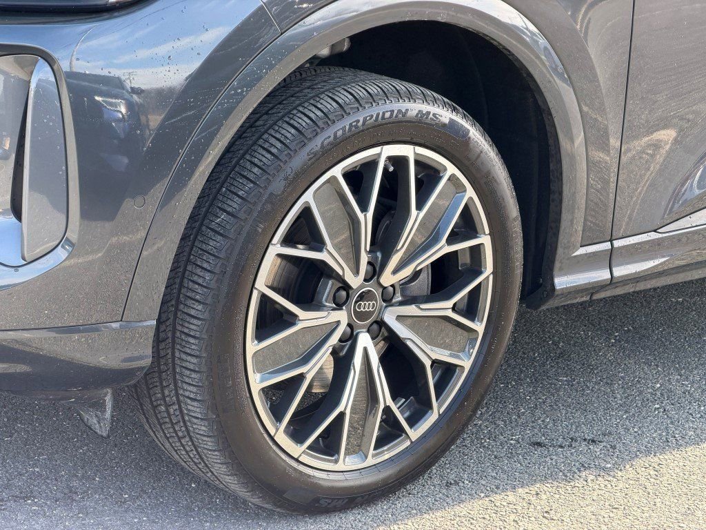 Certified 2025 Audi Q5 Premium Plus image 8