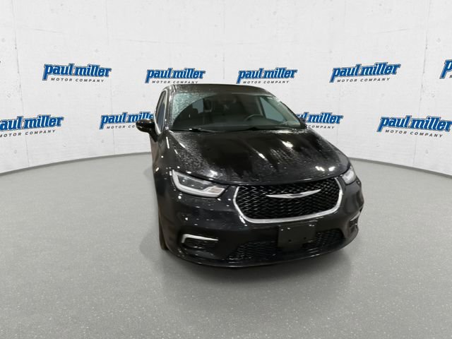 Used 2024 Chrysler Pacifica Touring-L image 3