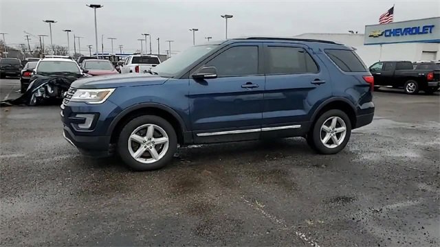 Used 2017 Ford Explorer XLT w/ Equipment Group 202A image 4