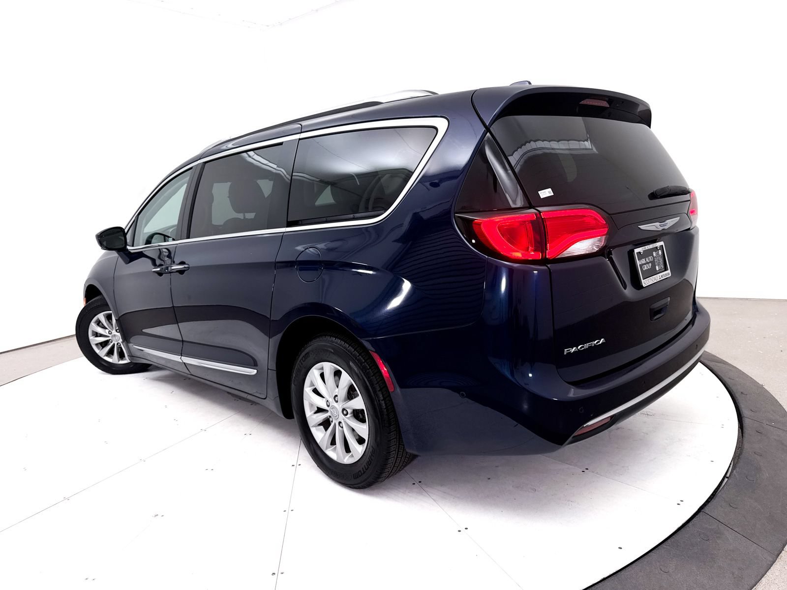 Used 2018 Chrysler Pacifica Touring-L Plus w/ Advanced Safetytec Group FWD image 2
