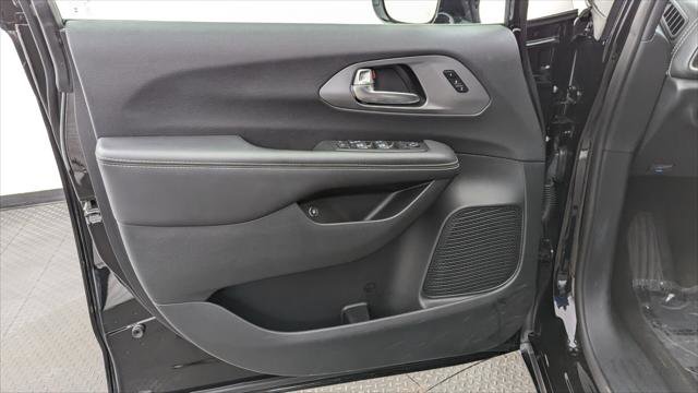 Used 2025 Chrysler Pacifica Select image 13