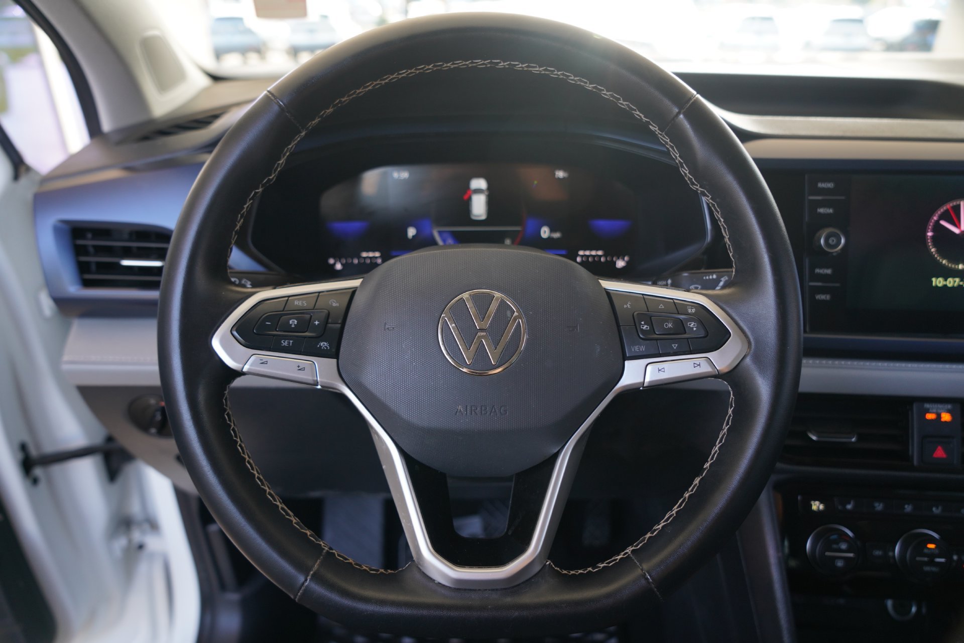 Certified 2024 Volkswagen Taos SE FWD image 11