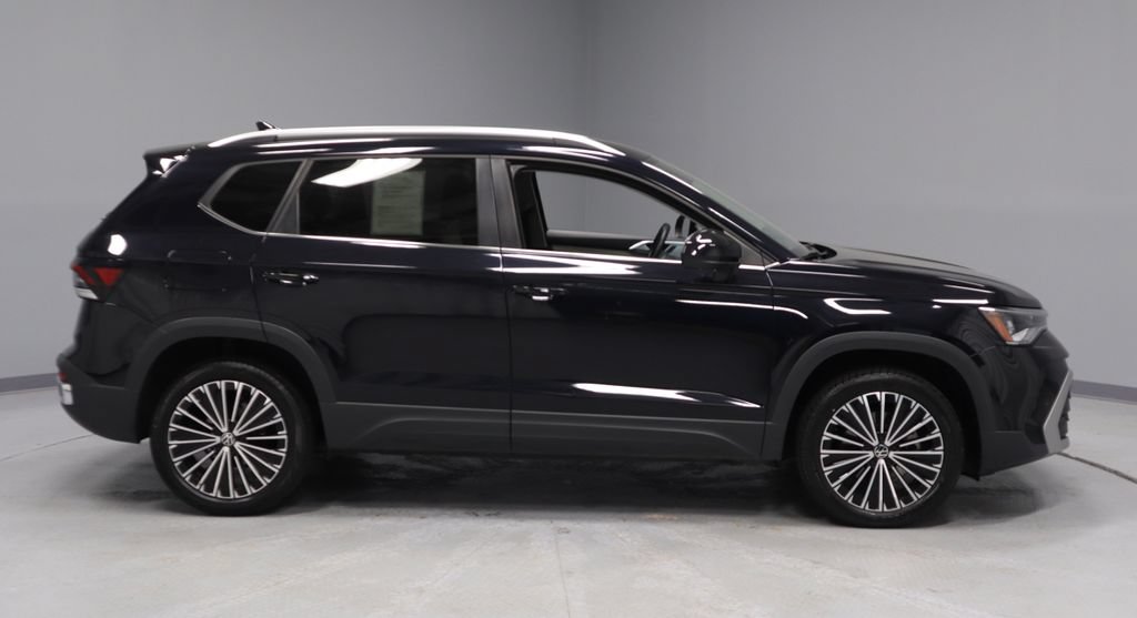 Used 2025 Volkswagen Taos SE FWD image 12