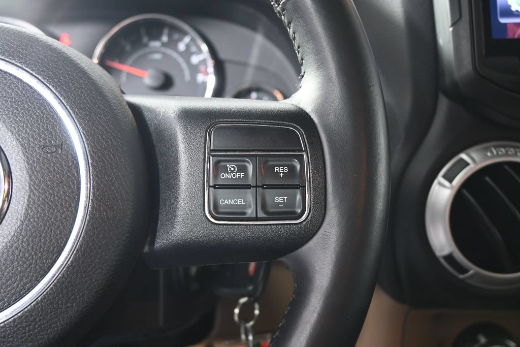 Used 2014 Jeep Wrangler Unlimited Sahara w/ Connectivity Group AWD/4WD image 32