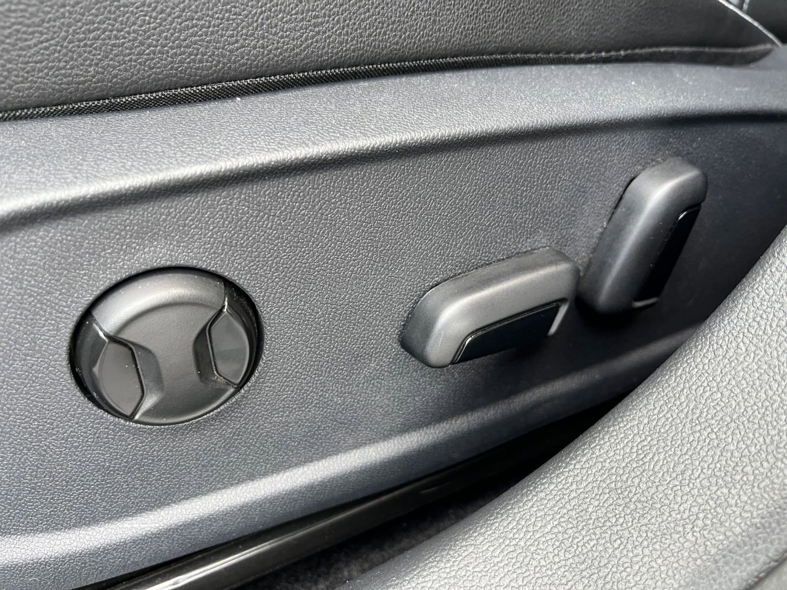 Used 2025 Volkswagen Jetta SE image 23