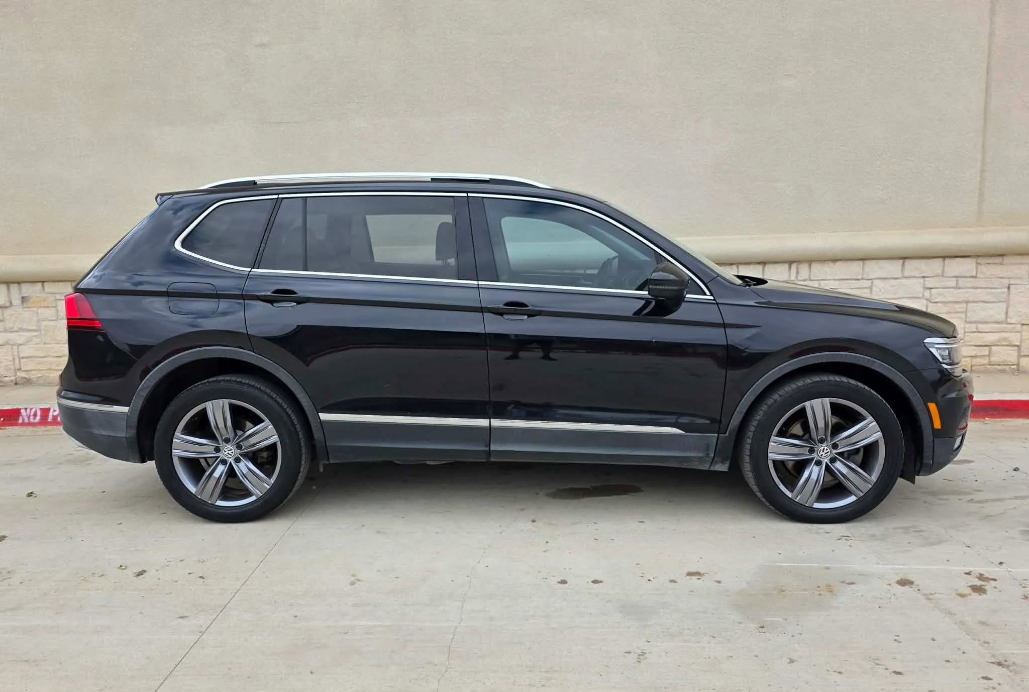 Used 2018 Volkswagen Tiguan SEL Premium image 2