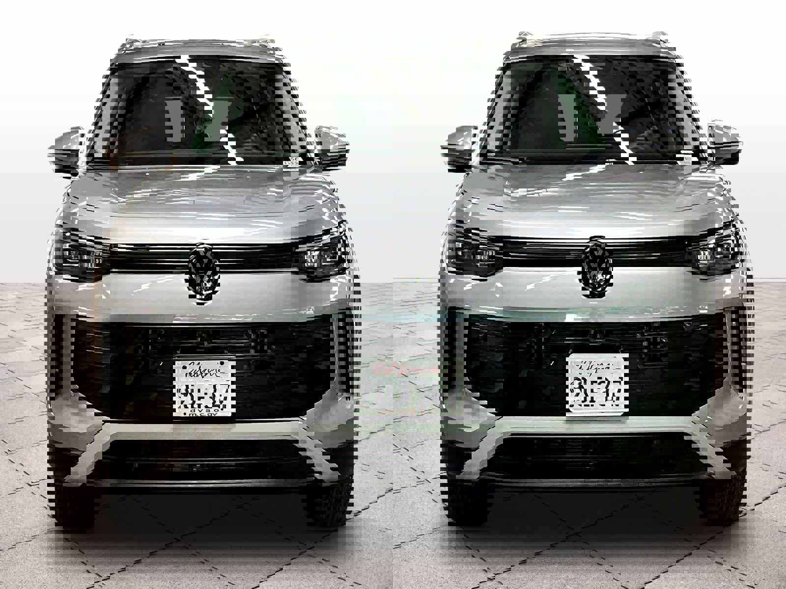 Used 2025 Volkswagen Tiguan SE w/ Panoramic Sunroof Package image 3