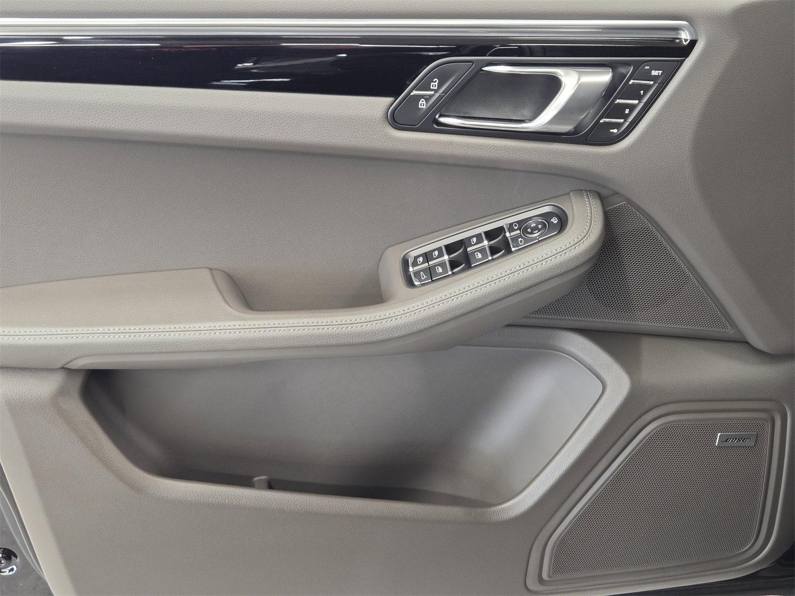 Certified 2025 Porsche Macan image 14