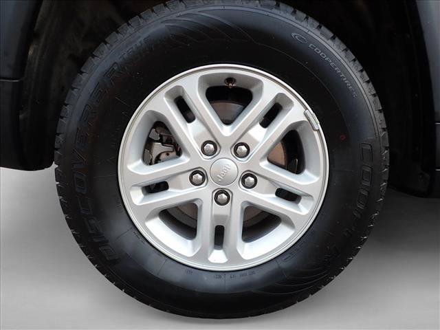 Used 2024 Jeep Grand Cherokee Laredo AWD/4WD image 7