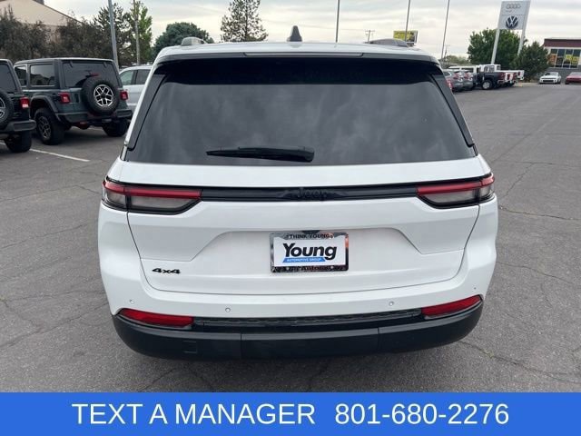 Used 2023 Jeep Grand Cherokee Altitude AWD/4WD image 5