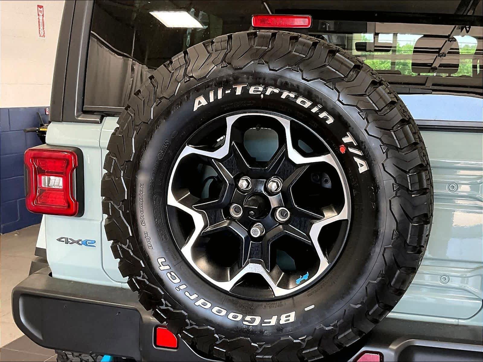 Used 2023 Jeep Wrangler Unlimited Rubicon 4xe w/ Cold Weather Group AWD/4WD image 27