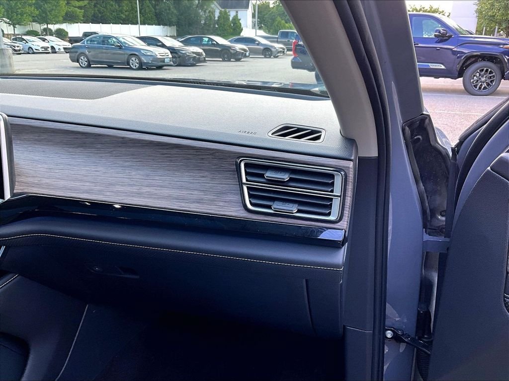 Used 2025 Volkswagen Atlas SEL AWD/4WD image 13