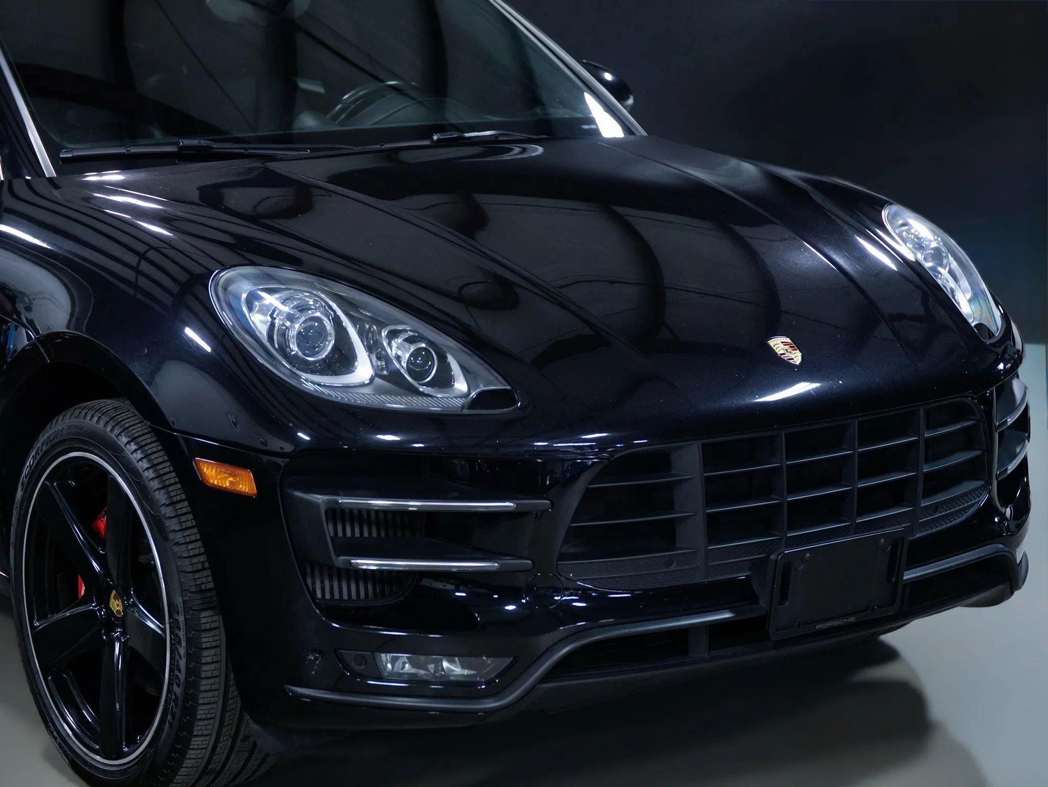 Used 2017 Porsche Macan Turbo image 4