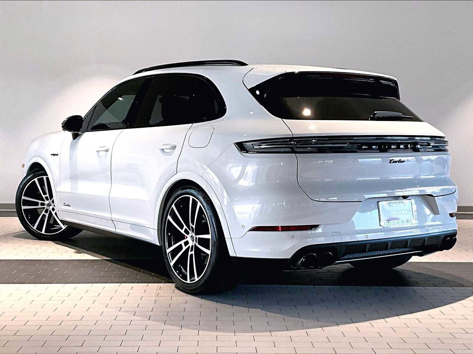 Used 2025 Porsche Cayenne Turbo image 3