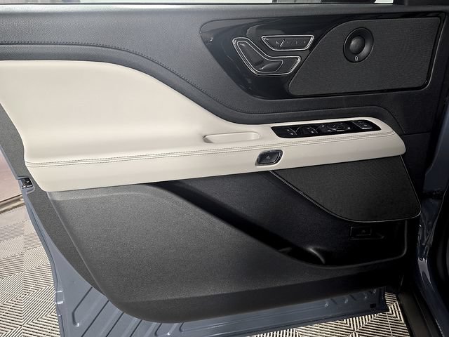 New 2026 Lincoln Aviator Reserve w/ Jet Appearance Package RWD image 12