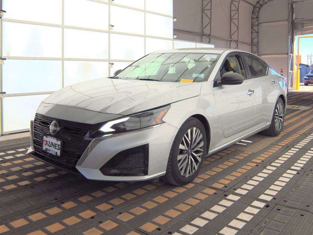 Used 2024 Nissan Altima 2.5 SV image 14