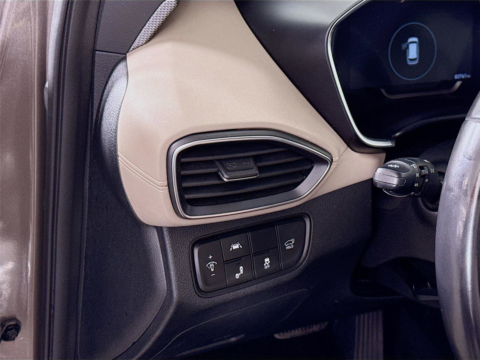 Used 2019 Hyundai Santa Fe Limited image 4