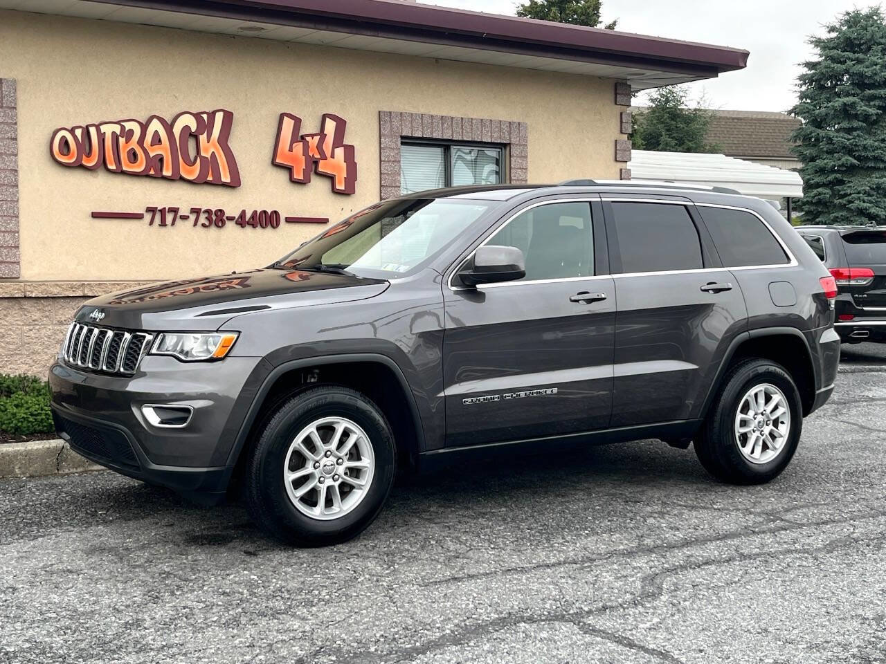 Used 2019 Jeep Grand Cherokee Laredo image 4