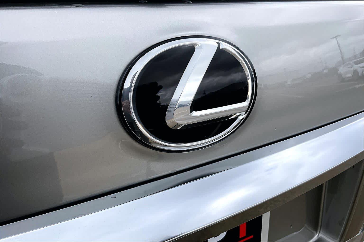 Used 2023 Lexus GX 460 Luxury w/ Sport Design Package AWD/4WD image 31