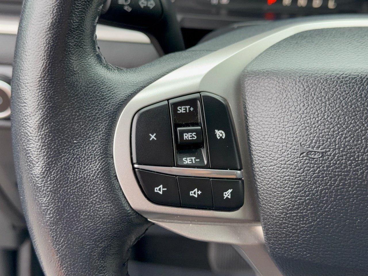 Used 2024 Ford Explorer XLT w/ Equipment Group 202A RWD image 18