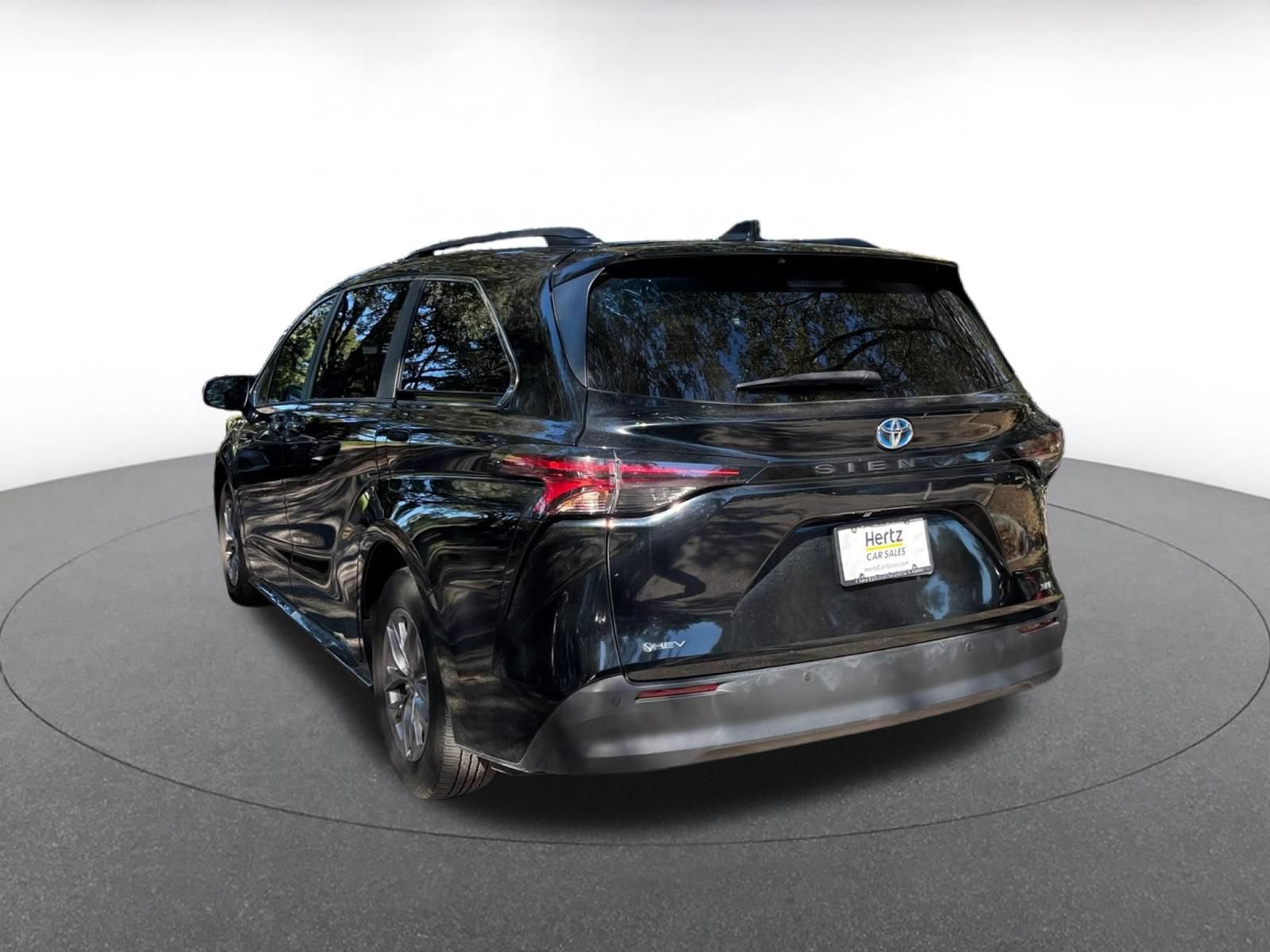 Used 2025 Toyota Sienna XLE FWD image 6